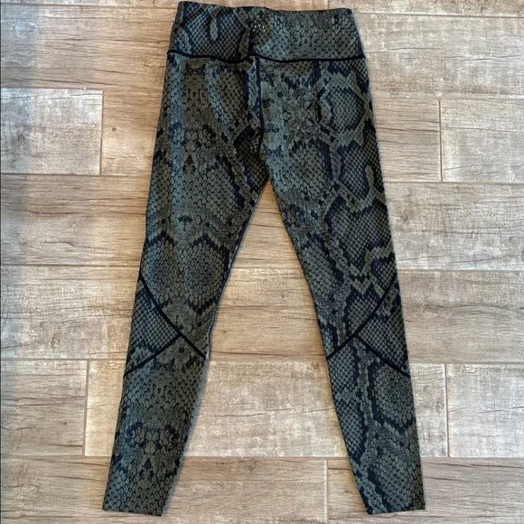 Varley Bedford Leggings in the Olive Snake print color. - Picture 4 of 4